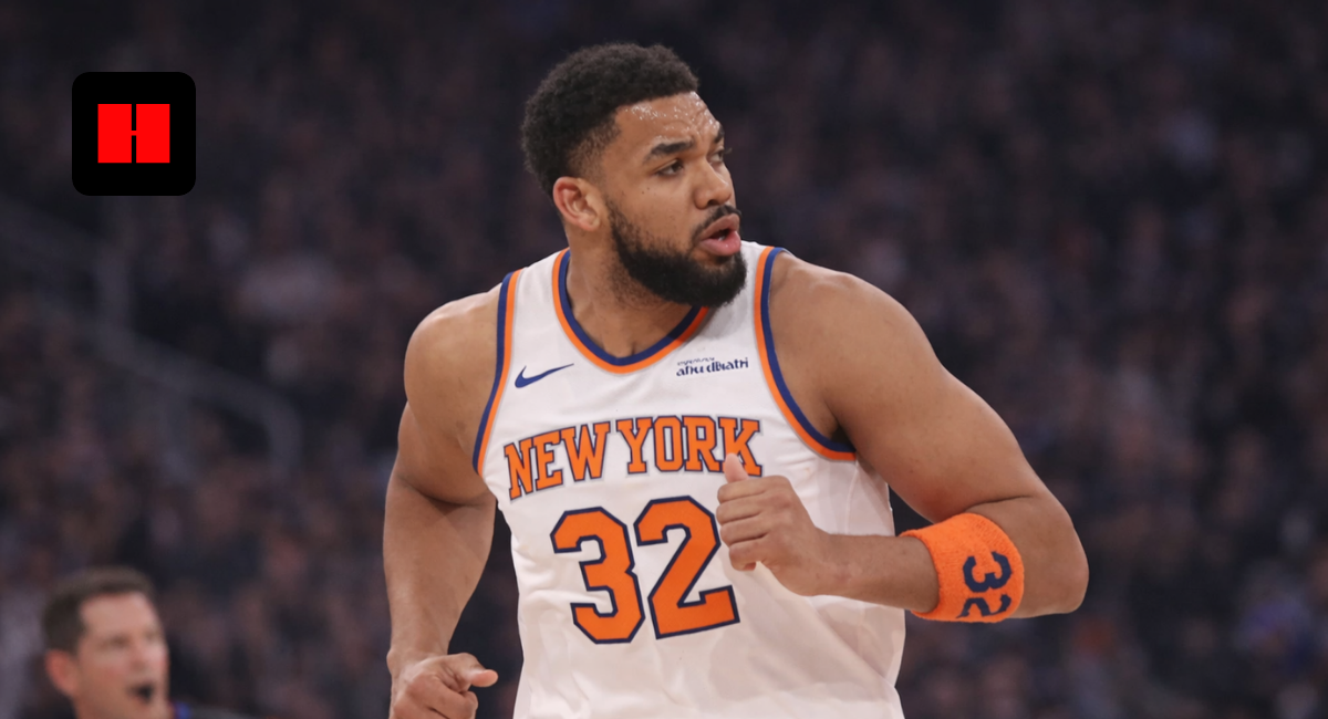 New York Knicks player wearing jersey number 32 running during an NBA basketball game in a high-definition arena shot